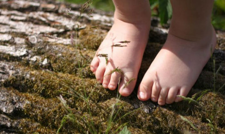 Los nios que pasan tiempos descalzos mejoran la salud y estructura de sus pies.